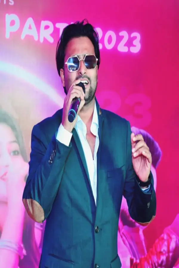 Singer Saif Khan